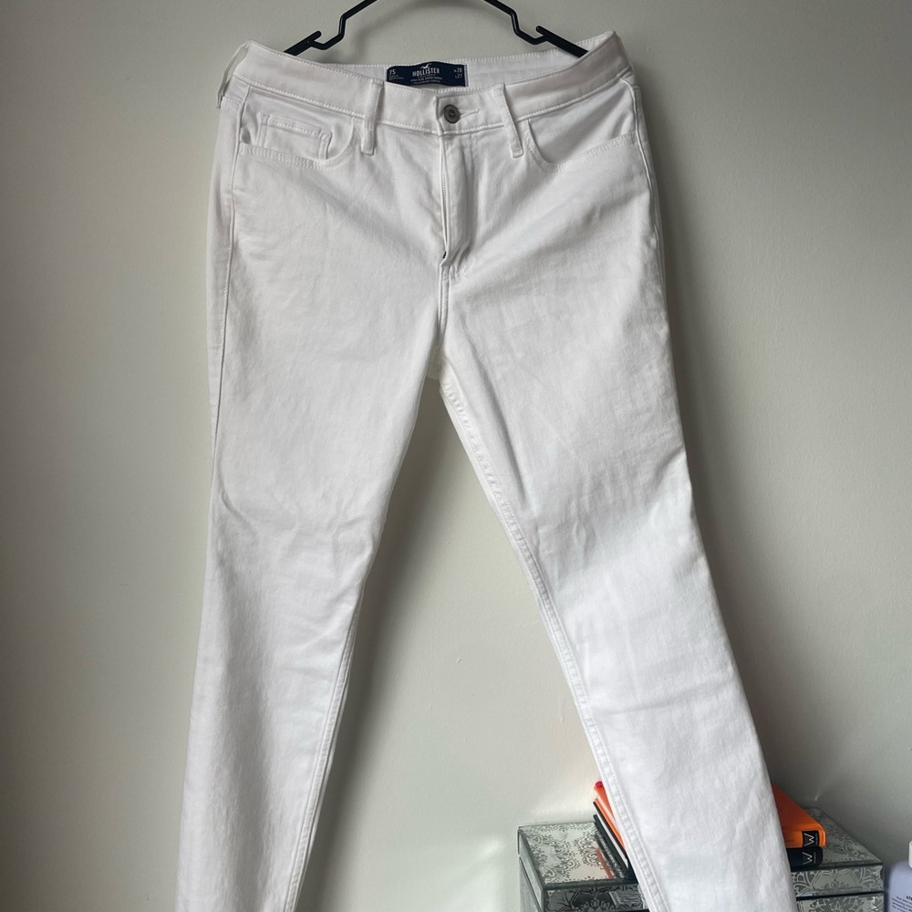 Brand new white jeans from Hollister brand. Never worn.